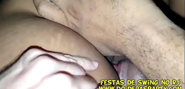  A novinha de 19 Aninhos Livia Braga na putaria com Leo Ogro e Jr Doidera no motel do Rio de Janeiro